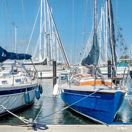 Ботель Hausboot Sutje *